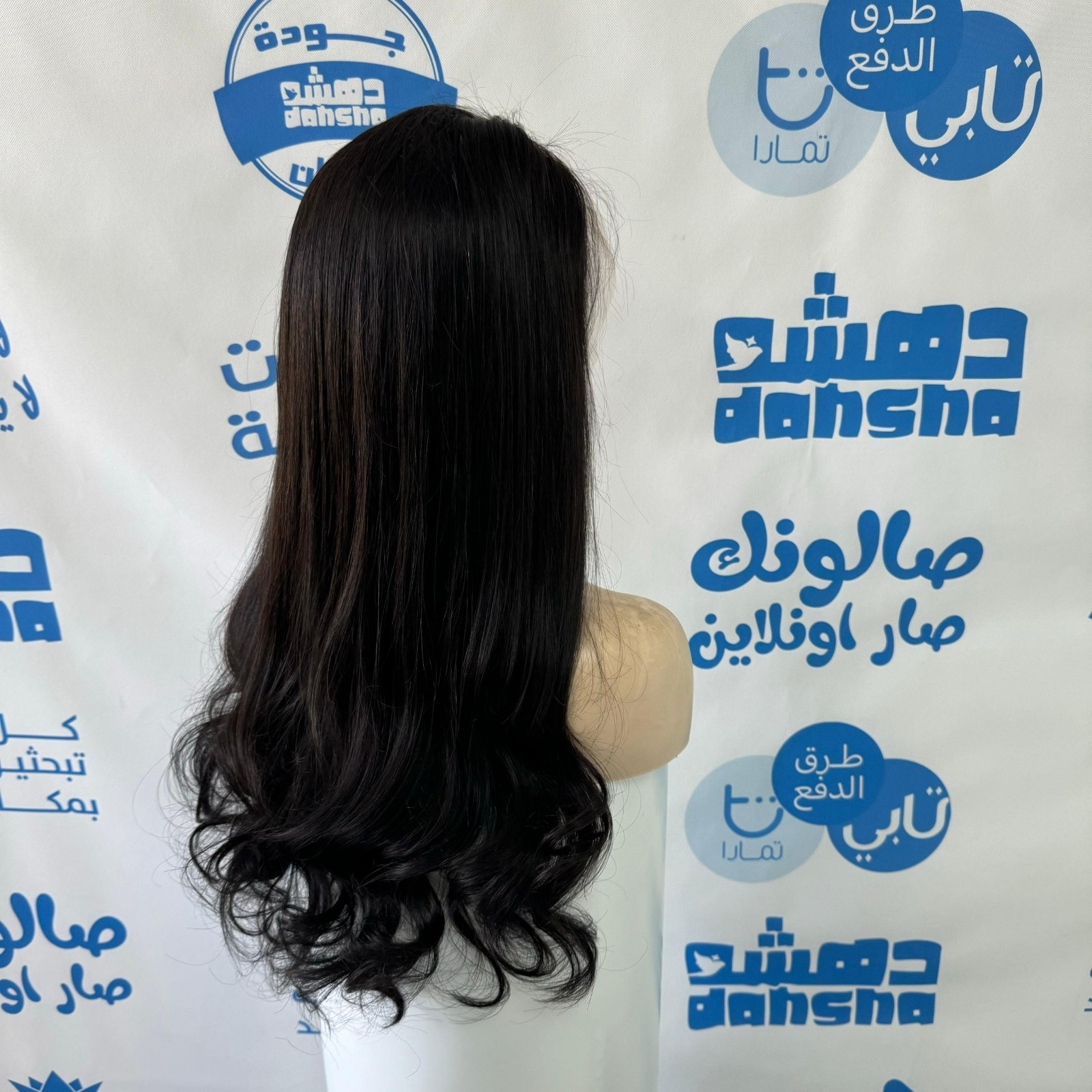 باروكة دهشة بجذور كاملة وفروة دانتيل — لقطة استوديو